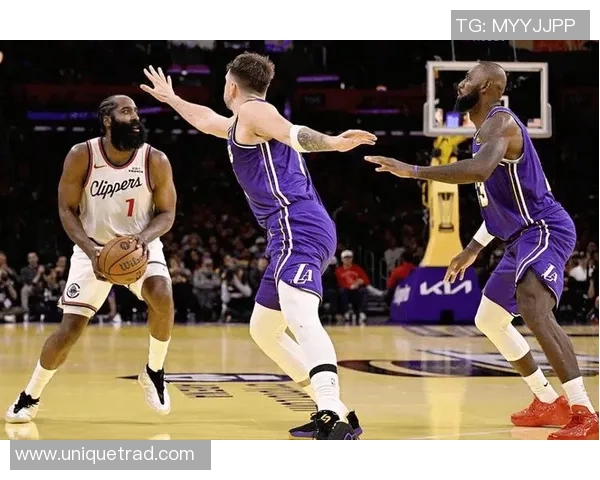 哈登:快船的状况无法控制,只能依据现有人员组织适宜的阵型 哈登:快船的状况无法控制,只能依据现有人员组织适宜的阵型